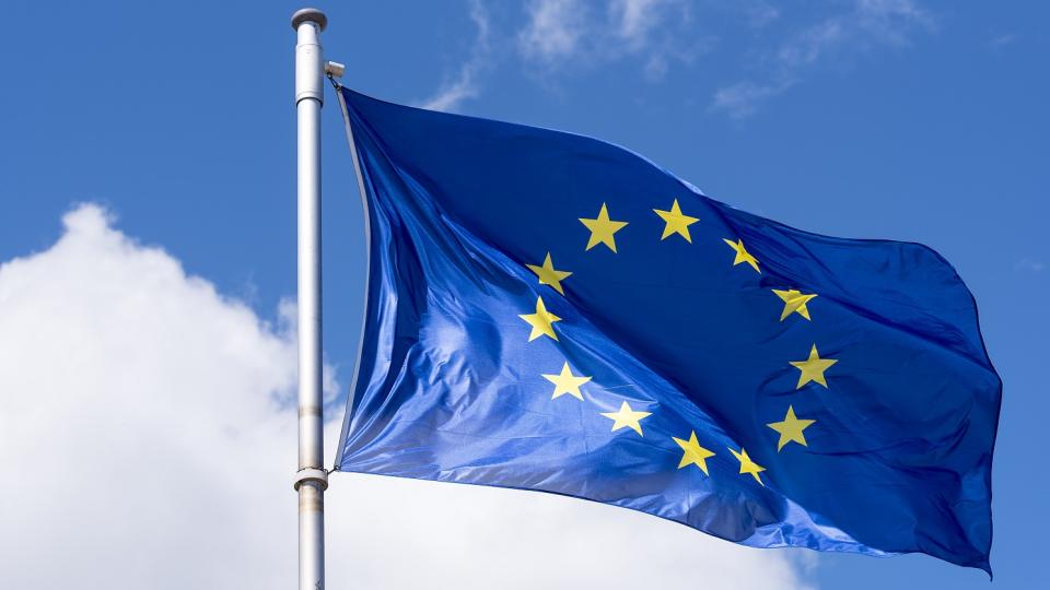 Die Flagge der EU weht im Wind.