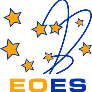 Logo mit dem Schriftzug EOES (European Olympiad of Experimental Science), darüber fliegende gelbe Sterne mit blauer Umrandung.